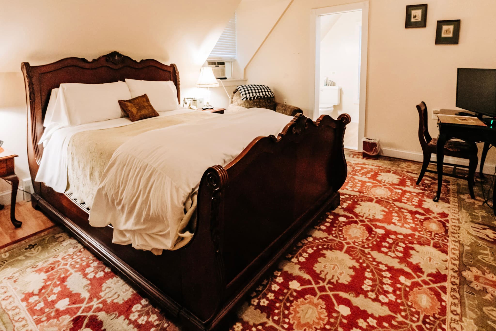 Carriage House South # 17 Queen Bed