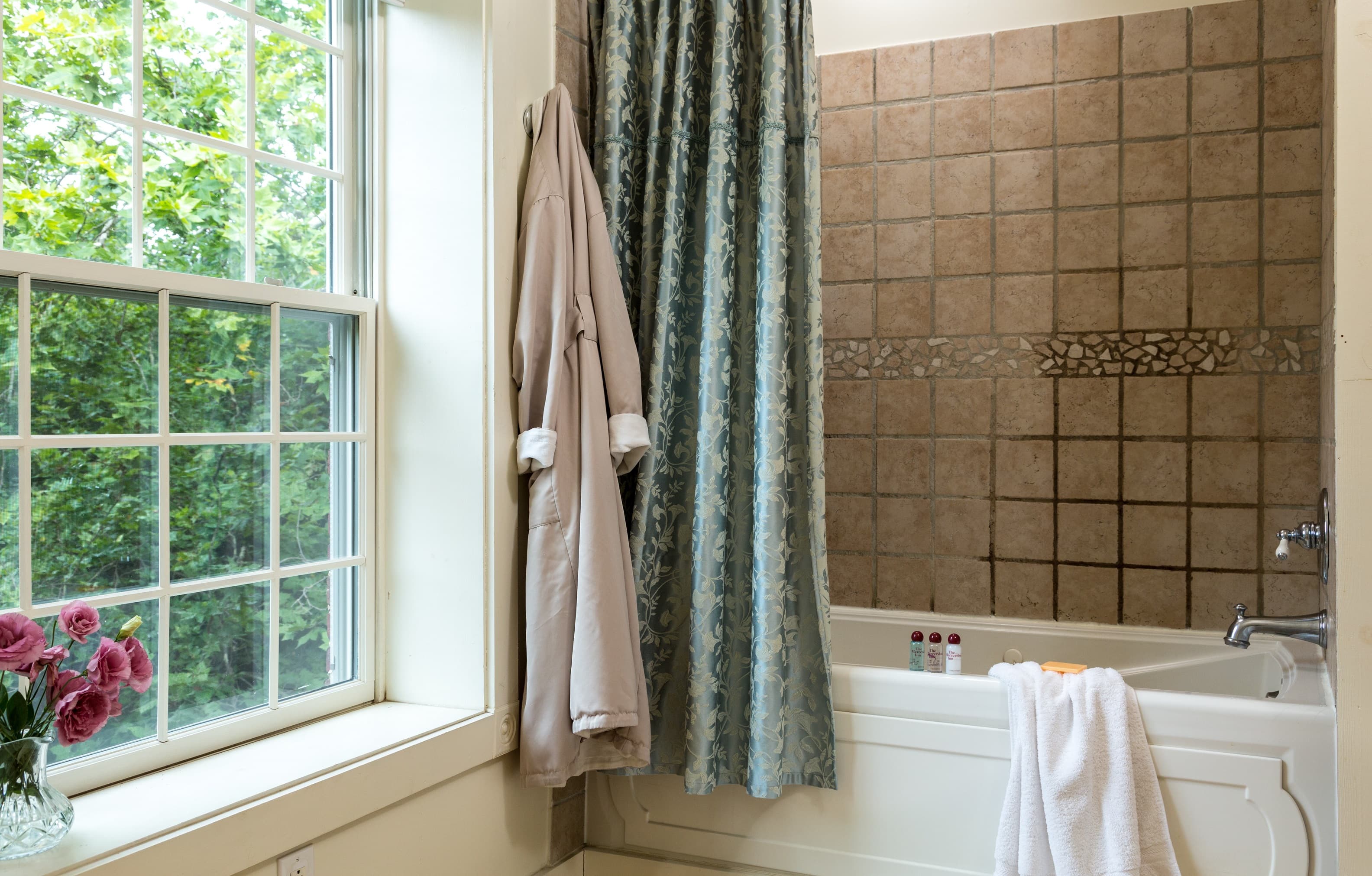 Carriage House South # 17 Jetted tub with Shower