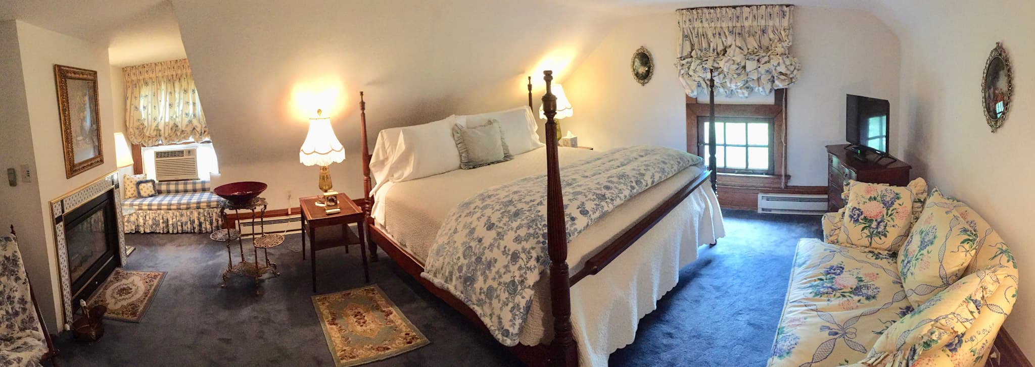 Romantic Retreat #14 King Bed and Sitting Area