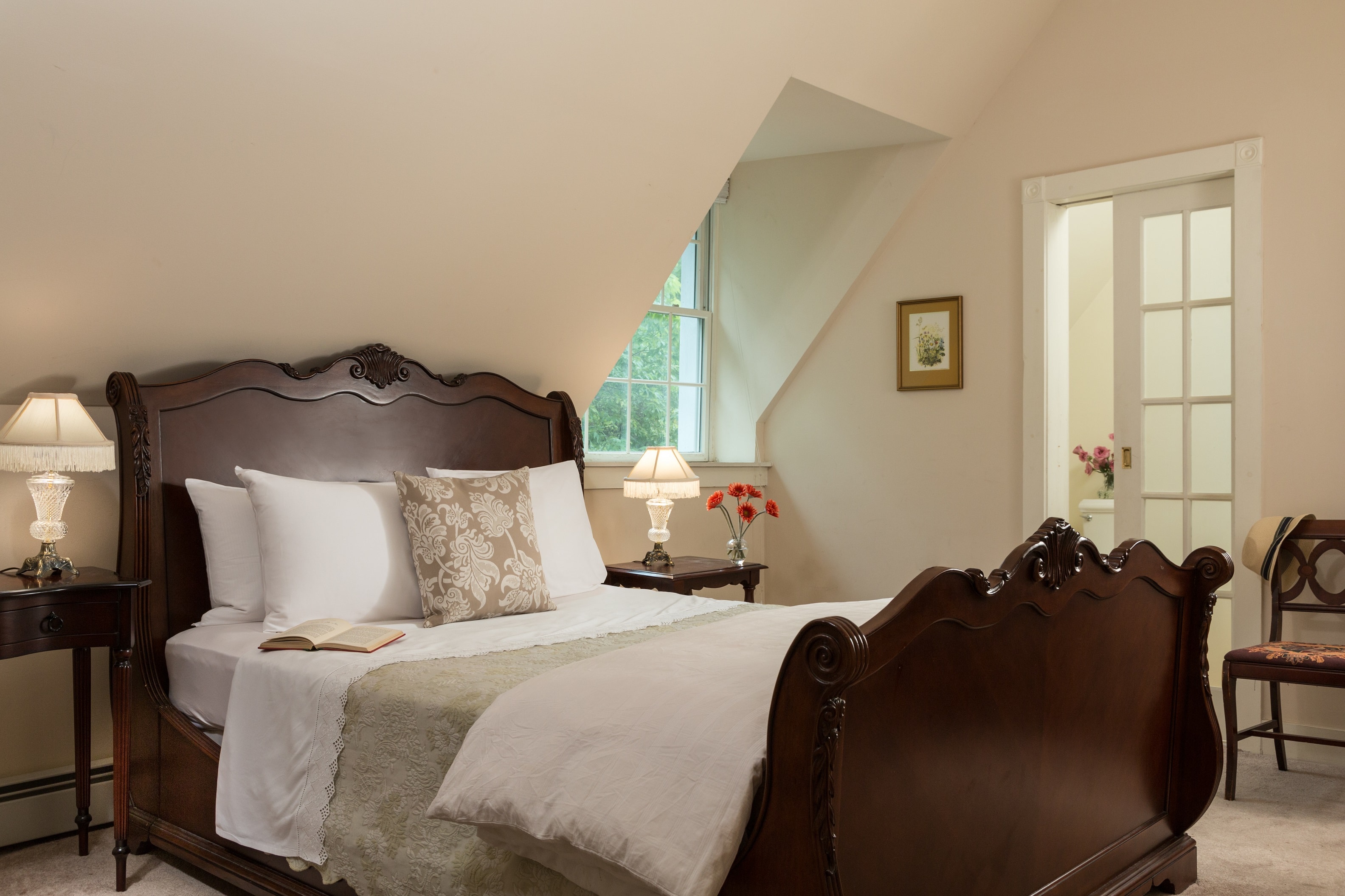 Carriage House South # 17 Queen Bed